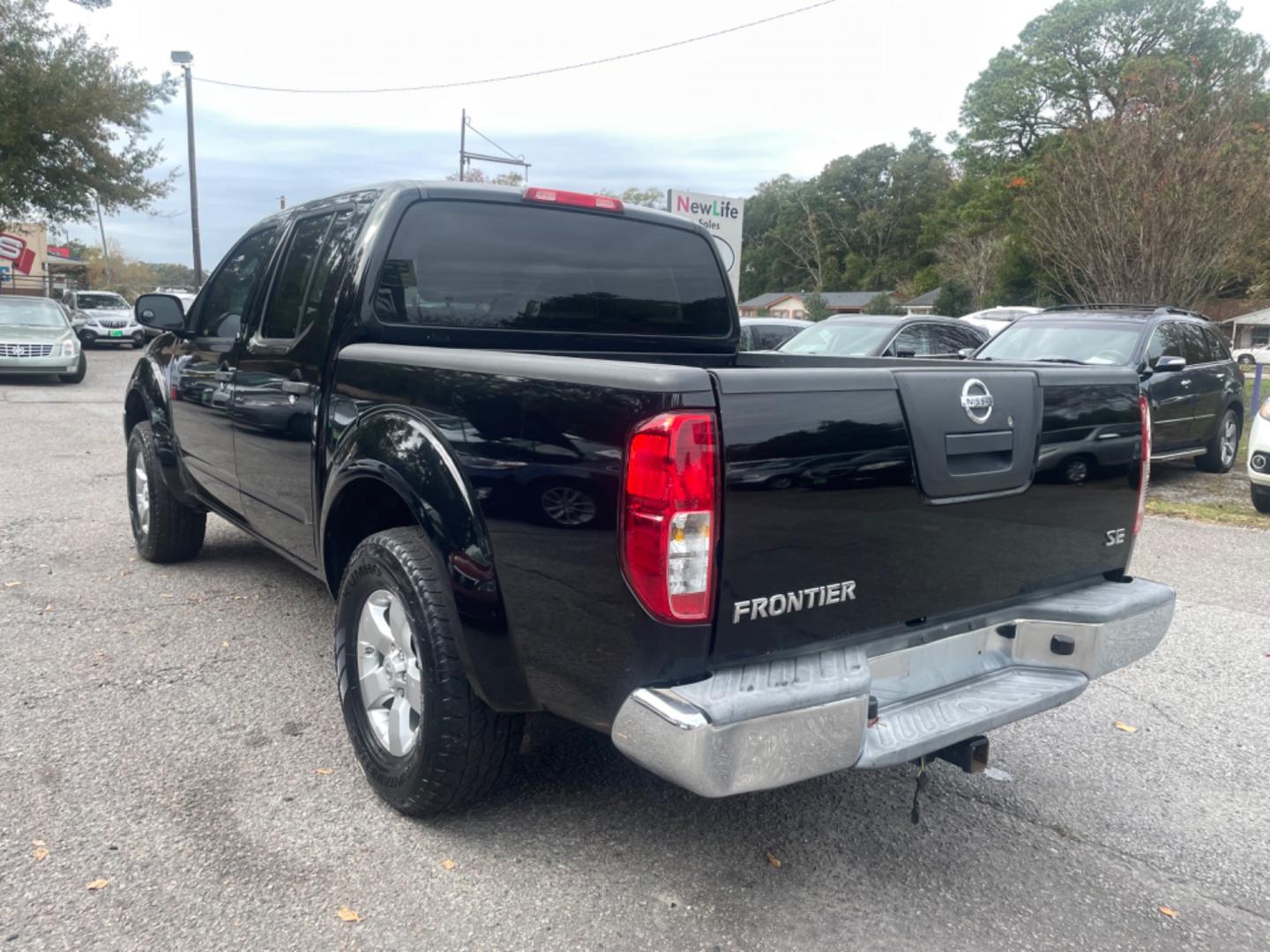 2009 BLACK NISSAN FRONTIER CREW CAB SE (1N6AD07U09C) with an 4.0L engine, Automatic transmission, located at 5103 Dorchester Rd., Charleston, SC, 29418-5607, (843) 767-1122, 36.245171, -115.228050 - Local Trade-in with CD/AUX/Bluetooth, Power Windows, Power Locks, Power Mirrors, Keyless Entry, Alloy Wheels, Bedliner, Tow Package. Clean CarFax (no accidents reported!) 209k miles Located at New Life Auto Sales! 2023 WINNER for Post & Courier's Charleston's Choice Pre-owned Car Dealer AND 2018-2 - Photo#4